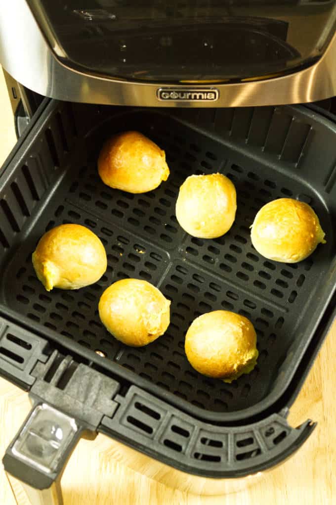 Bagel bites spaced out in the air fryer basket