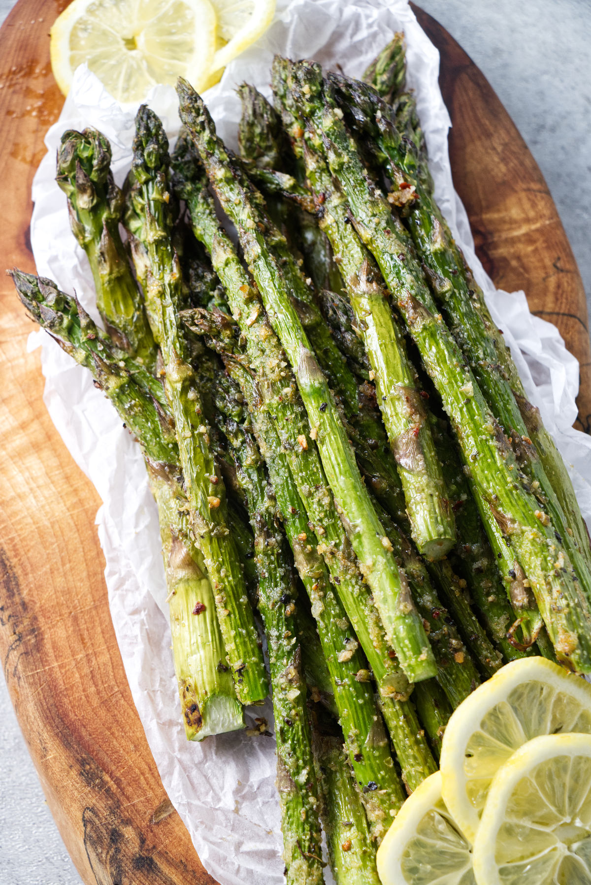 Grilled asparagus with lemon slices.