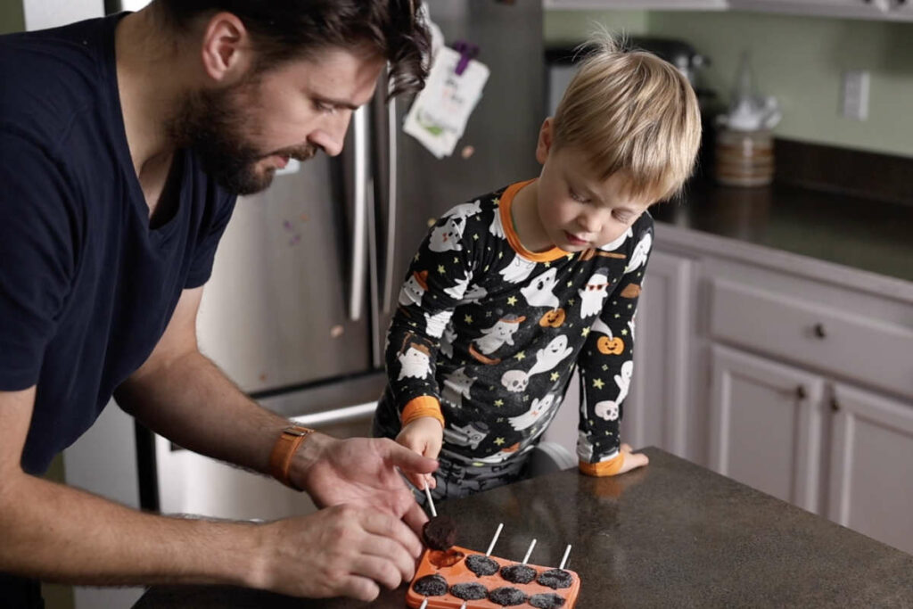 Demolding the cake pops.